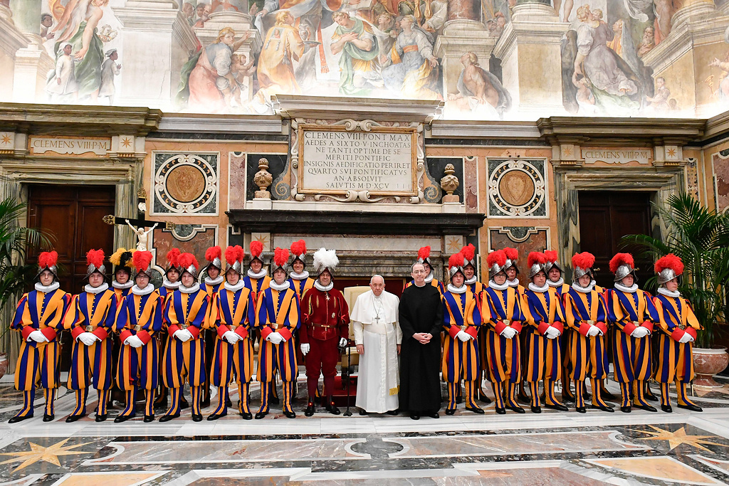 Papst Franziskus trifft die neuen Schweizergardisten am 6. Mai 2023 im Vatikan.  (Foto: KNA)