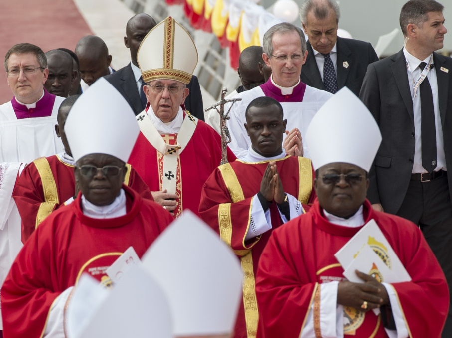 Papst Franziskus mit ugandischen Bischöfen bei einer Messe am Namugongo-Schrein in Kampala (Uganda) im Gedenken an die ugandischen Märtyrer am 28. November 2015. (Foto: KNA)