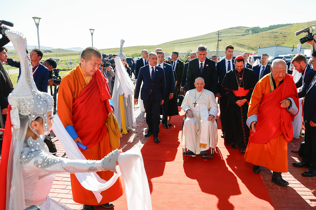 Papst Franziskus am 3. September 2023 bei seiner Ankunft zu einer ökumenischen und interreligiösen Begegnung im Hun-Theater in Ulan Bator (Mongolei). (Foto: KNA)