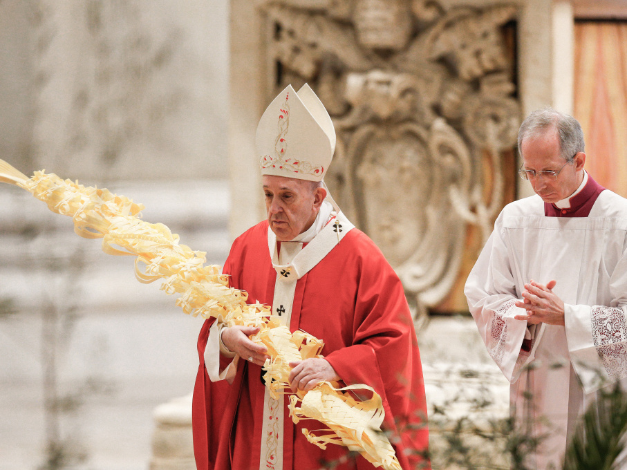 Papst Franziskus hält einen goldfarbenen Palmzweig während der Messe unter Ausschluss der Öffentlichkeit an Palmsonntag 2020 im Petersdom im Vatikan. (Foto: KNA)