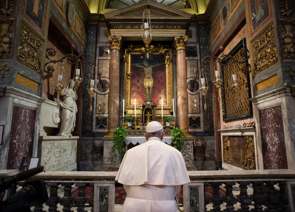 Papst Franziskus betet vor dem Pestkreuz in der Kirche San Marcello al Corso in Rom am 15. März 2020.