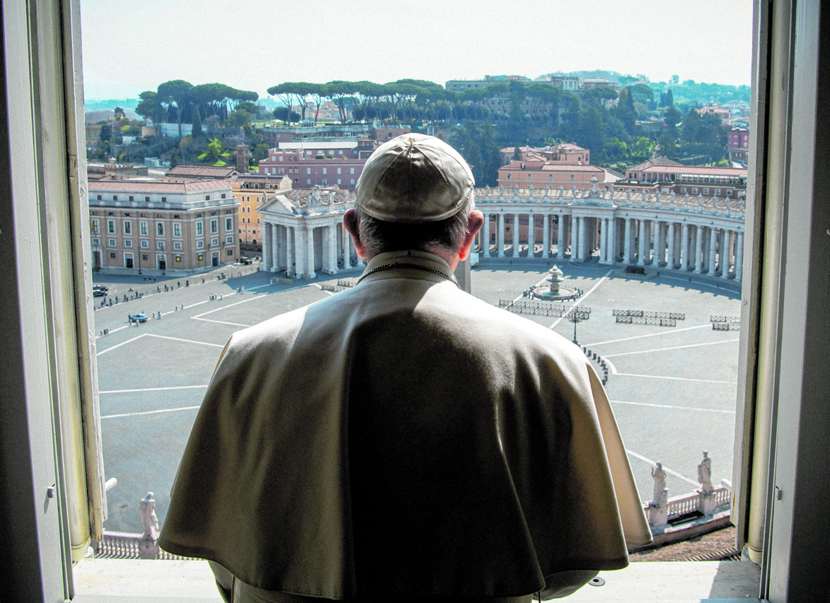 Papst Franziskus am Fenster beim Angelusgebet am 22. März 2020 vor dem leeren Petersplatz im Vatikan. (Foto: KNA)