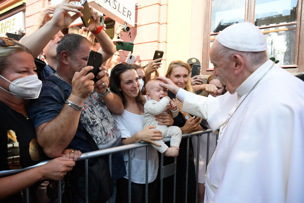 Papst Franziskus segnet ein Baby während des Besuchs der Roma-Siedlung Lunik IX am 14. September 2021 in Kosice (Slowakei). (Foto: KNA)
