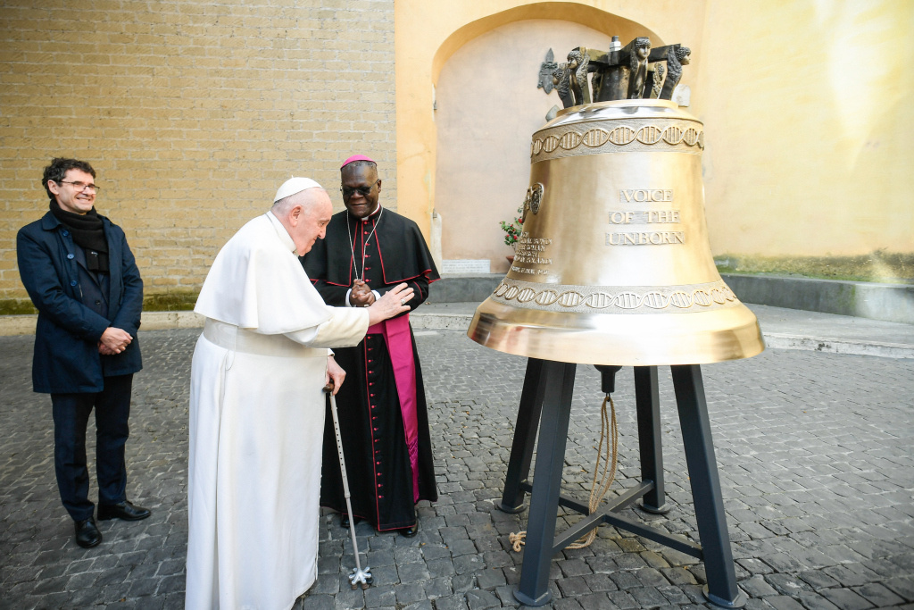Papst Franziskus segnet eine Glocke, die als akustisches Symbol gegen Schwangerschaftsabbrüche dienen soll, am 22. März 2023 im Vatikan. (Foto: KNA)