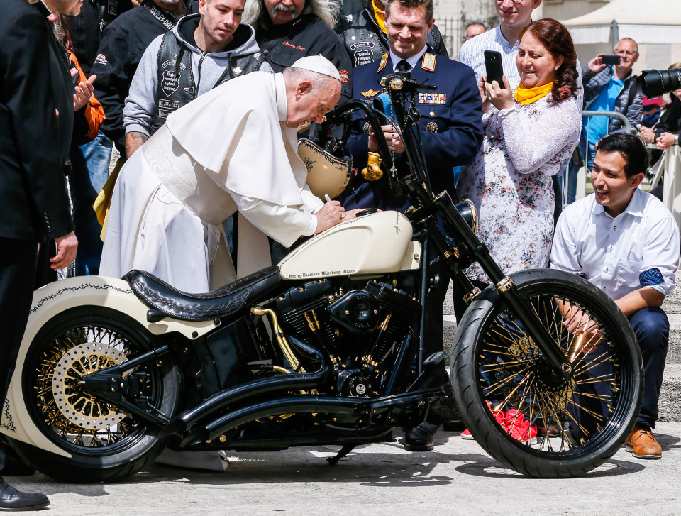 Papst Franziskus signiert eine Harley Davidson des Motorradclubs der Jesus Biker am 29. Mai 2019 auf dem Petersplatz im Vatikan. (Foto: KNA)