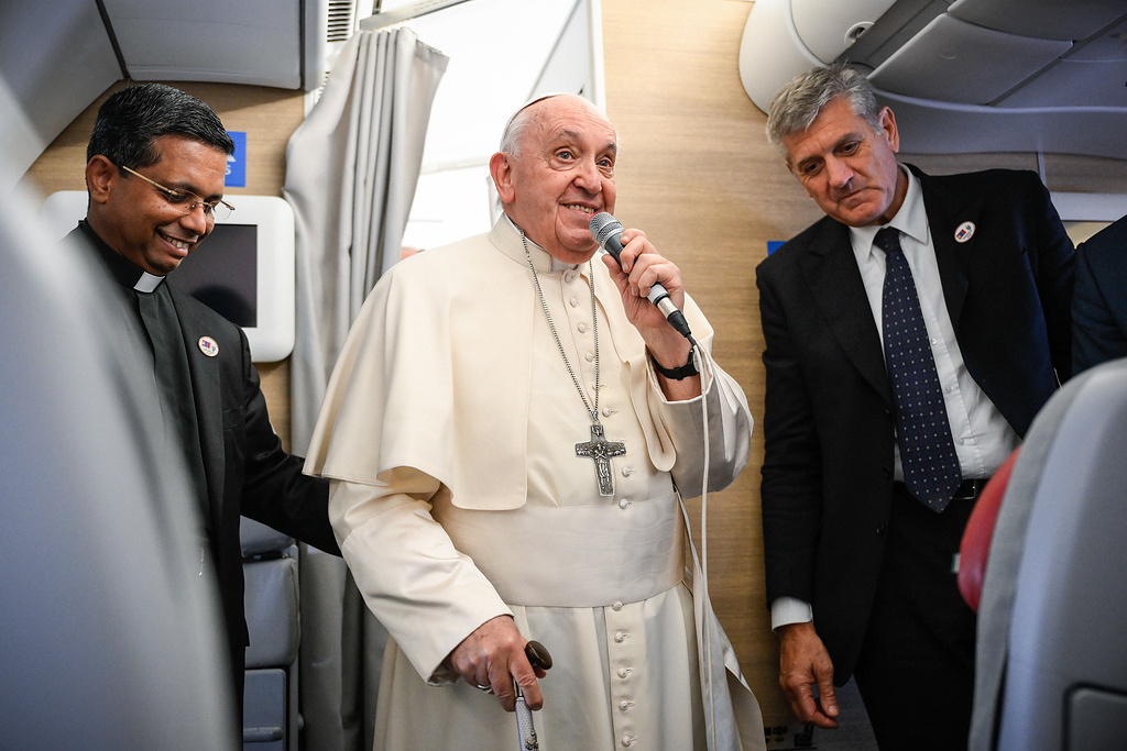 Papst Franziskus spricht am 4. September 2023 mit Journalisten an Bord des Flugzeugs auf dem Flug von Ulan Bator (Mongolei) nach Rom (Italien). (Foto: KNA)