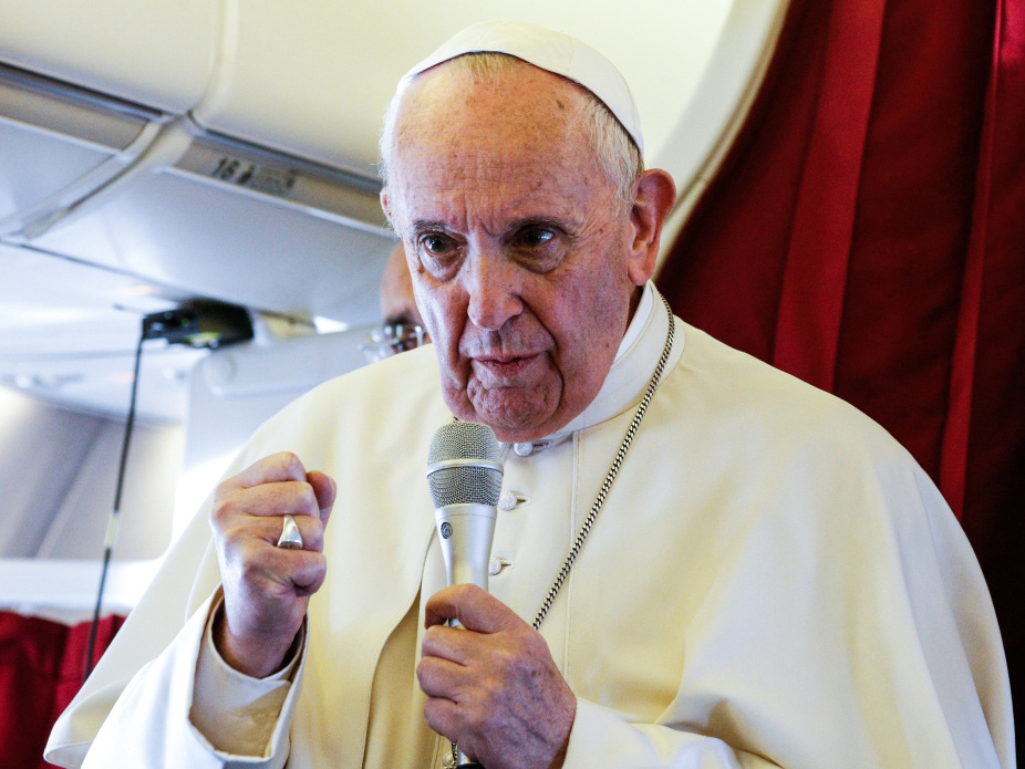 Papst Franziskus spricht während eines Fluges zu Journalisten. (Foto: KNA)