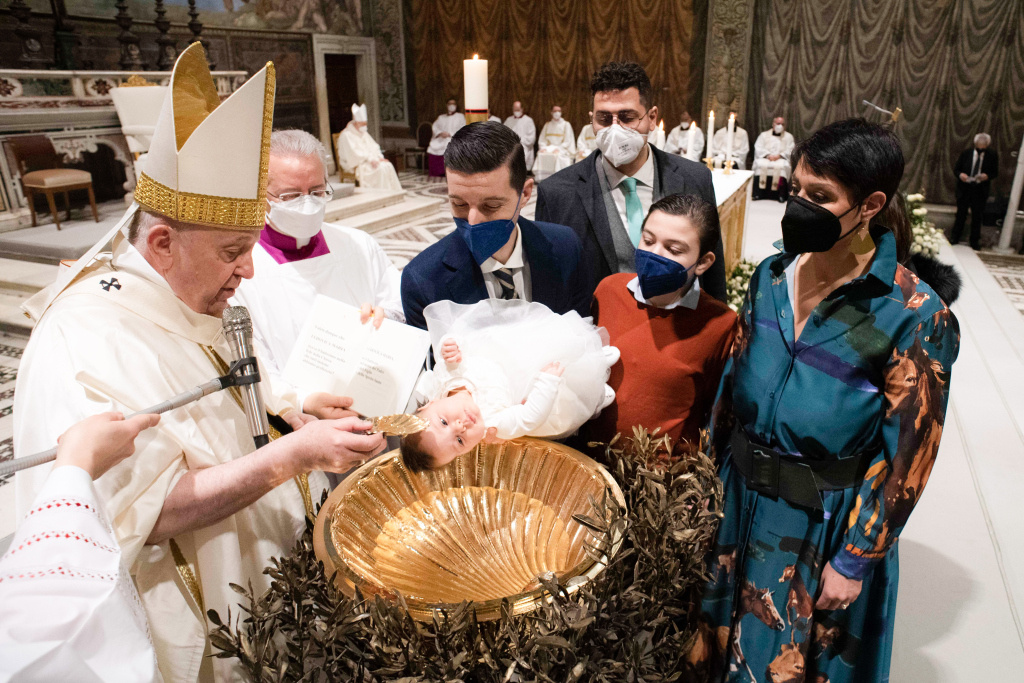 Papst Franziskus tauft ein Kleinkind zum Fest der "Taufe des Herrn" am 9. Januar 2022 in der Sixtinischen Kapelle im Vatikan. (Foto: KNA)