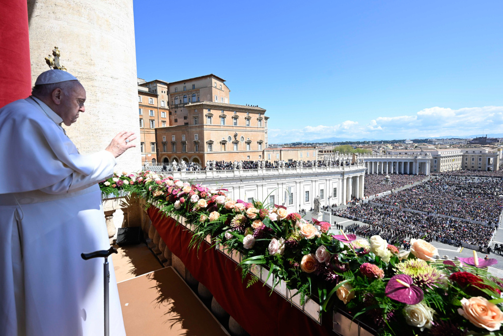 Papst Franziskus spendet den Segen "Urbi et orbi" vom Zentralbalkon des Petersdoms am 9. April 2023 im Vatikan. Tausende Menschen versammeln sich auf dem Petersplatz. (Foto: KNA)