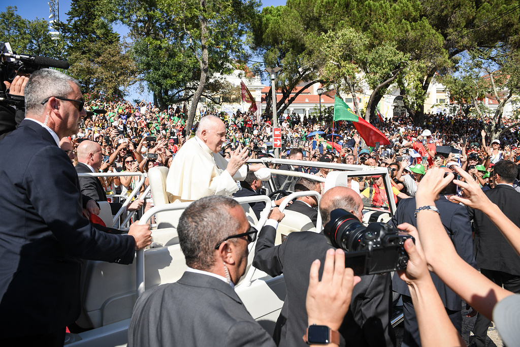 Papst Franziskus grüßt die Menschen, während er im Papamobil zum Papstwillkommen auf dem Weltjugendtag in den Parque Eduardo VII. fährt, am 3. August 2023 in Lissabon (Portugal).(Foto: KNA)