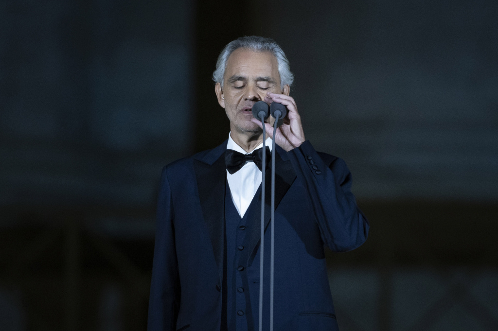 Tenor Andrea Bocelli singt zur Premiere der neuesten Videoinstallation des Vatikans auf dem Petersplatz am 2. Oktober 2022 im Vatikan. (Foto: KNA)
