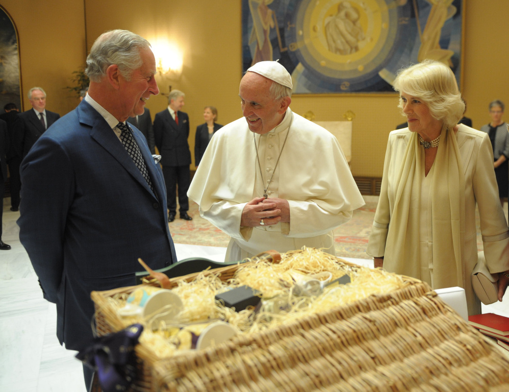 Papst Franziskus mit dem damaligen Kronprinzen Charles und seiner Ehefrau Camilla am 4. April 2017 bei einer Privataudienz im Vatikan. (Foto: KNA)