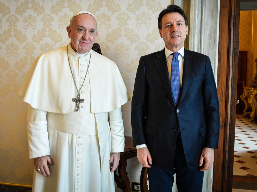Papst Franziskus mit dem italienischen Ministerpräsidenten Giuseppe Conte am 30. März 2020 im Vatikan. (Foto: KNA)