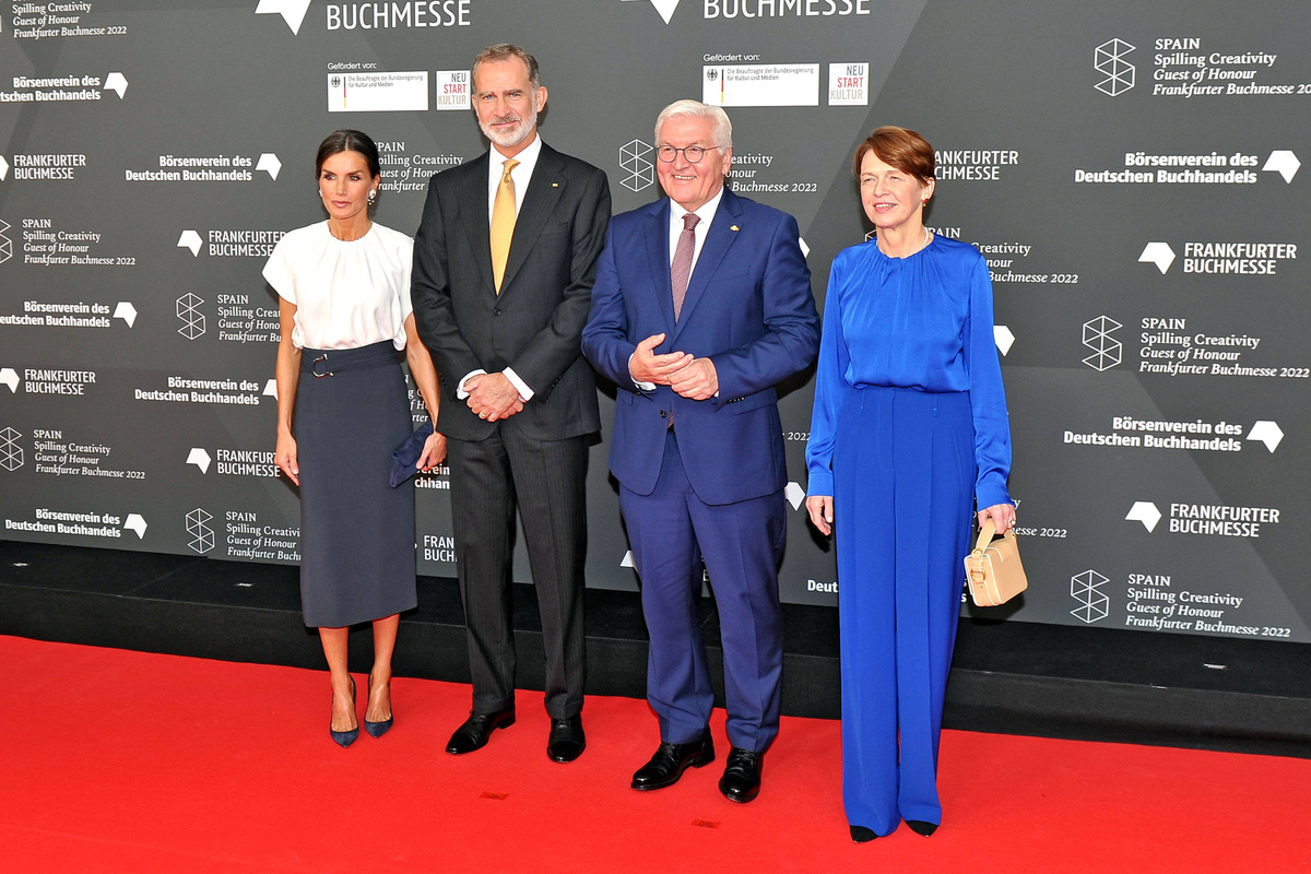 Der spanische König Felipe (2. v. li.), Königin Letizia (li.), Bundespräsident Frank-Walter Steinmeier und First Lady Elke Büdenbender auf der Frankfurter Buchmesse 2022. (Foto: Imago/Star-Media)