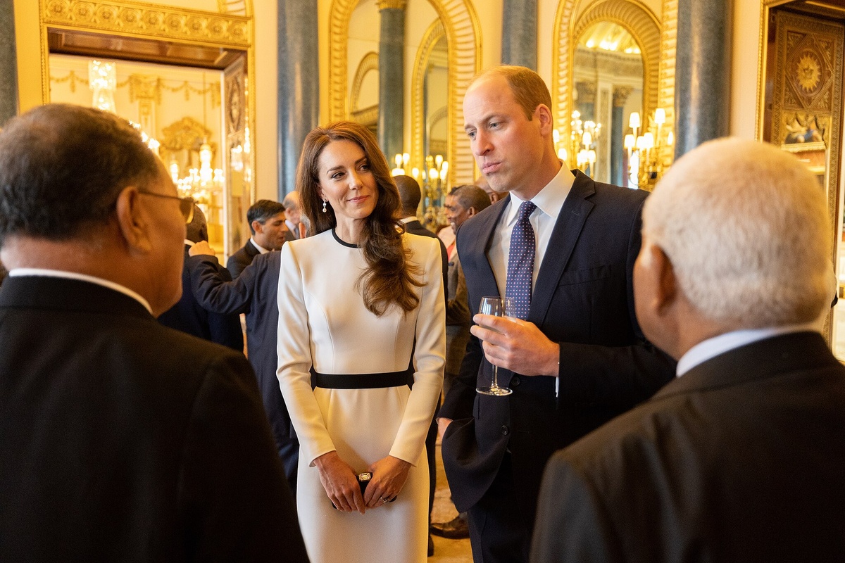 Prinzessin Kate mit ihrem Mann Prinz William bei einem Empfang im Buckingham Palace. (Foto: https://commons.wikimedia.org/wiki/File:Realms_Lunch_Coronation_Event_(52871682897).jpg)