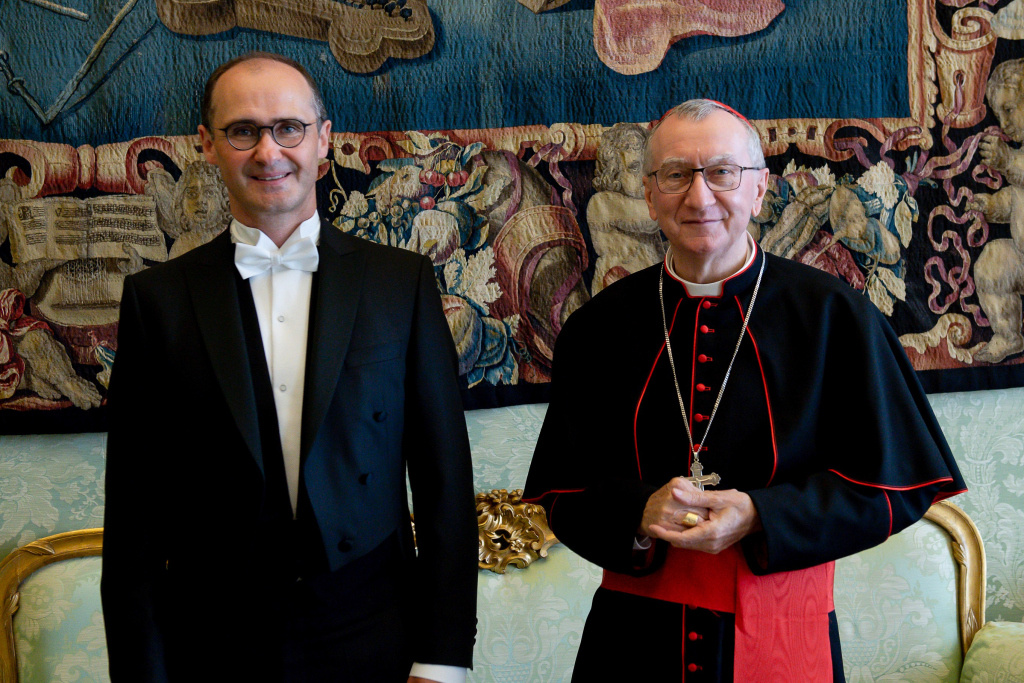 Bernhard Kotsch (links), deutscher Botschafter beim Heiligen Stuhl, und Kardinalstaatssekretär Pietro Parolin am 2. September 2021 im Vatikan. (Foto: KNA)