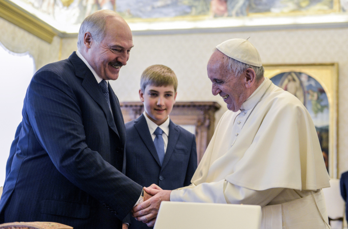 Weißrusslands Staatspräsident Alexander Lukaschenko ist am 21. Mai 2016 zusammen mit seinem Sohn von Papst Franziskus zu einer Audienz im Vatikan empfangen worden. (Foto: KNA)