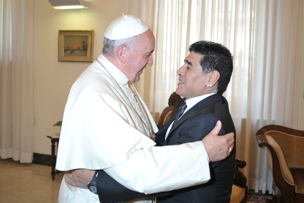 Diego Armando Maradona wurde am 4. September 2014 von Papst Franziskus im Gästehaus Santa Marta im Vatikan empfangen. (Archivfoto: KNA)