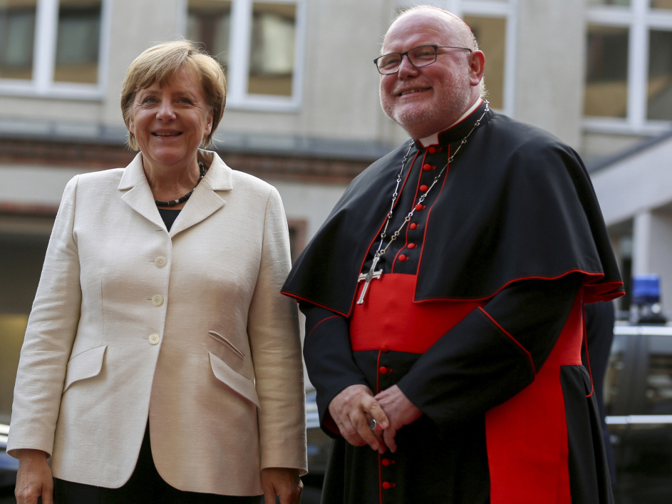 Bundeskanzlerin Angela Merkel (CDU) mit Kardinal Reinhard Marx, Vorsitzender der Deutschen Bischofskonferenz, beim Sankt-Michaels-Empfang der Katholischen Akademie Berlin im September 2015. (Foto: KNA)