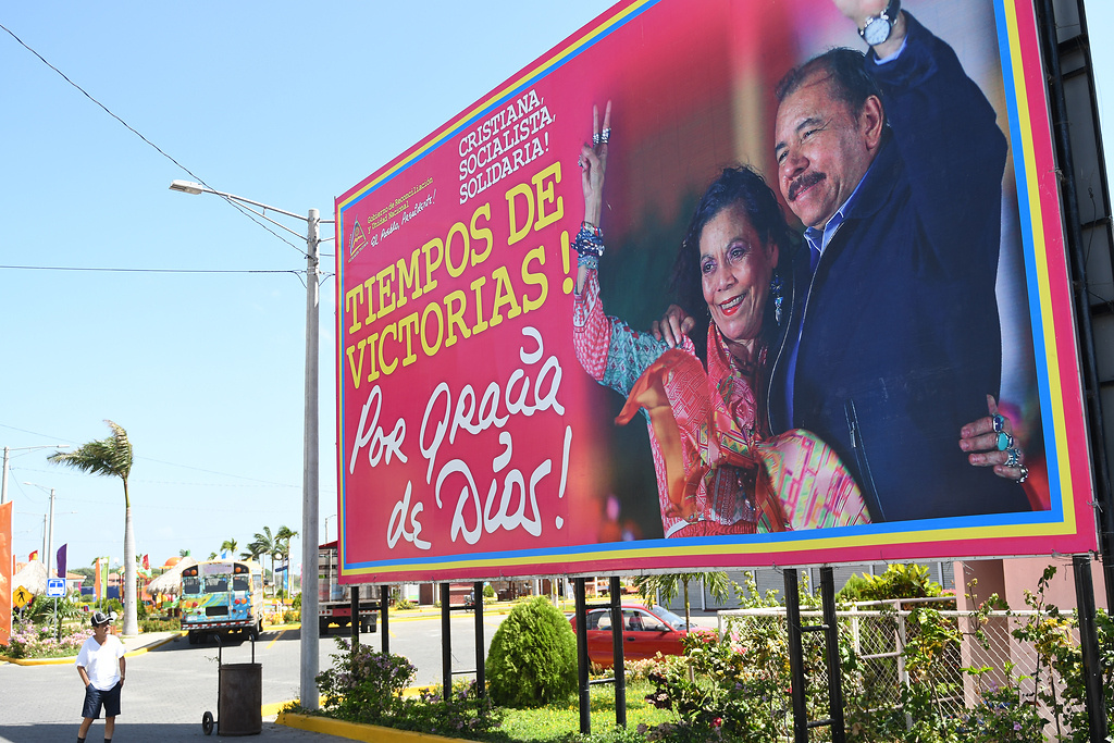 Ein Plakat wirbt am 8. April 2018 in Nicaragua für das sandinistische Präsidentenpaar Daniel Ortega und Rosario Murillo, Vizepräsidentin von Nicaragua. Christlich, sozialistisch, solidarisch steht ebenso darauf zu lesen wie "Tiempos de Victorias" (dt. Zeiten des Sieges) und "Por Gracias de Dios" (dt. durch die Gnade Gottes). (Foto: KNA)