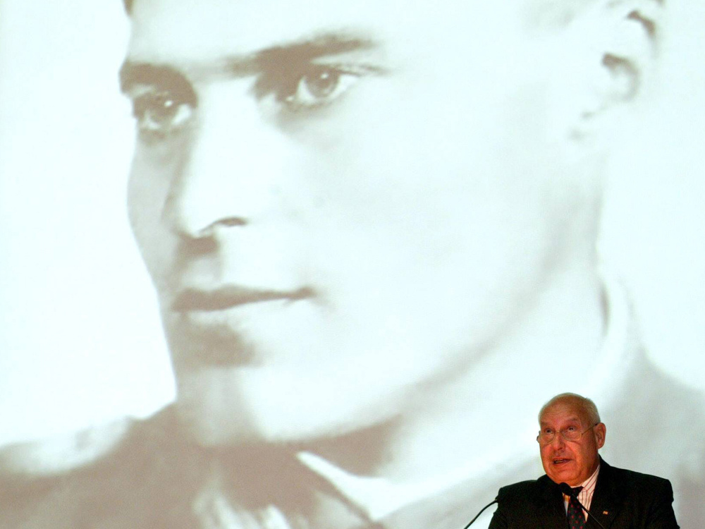 General Berthold Schenk Graf von Stauffenberg vor einem Bild seines Vaters Claus Schenk Graf von Stauffenberg anlässlich einer Rede an der Offiziersschule des Heeres in Dresden im November 2003. (Foto: imago/momentphoto/Killig)