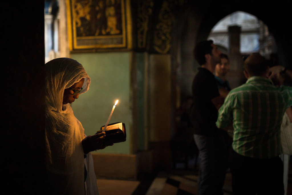 Eine äthiopische Christin betet in der Grabeskirche von Jerusalem. (Foto: KNA)
