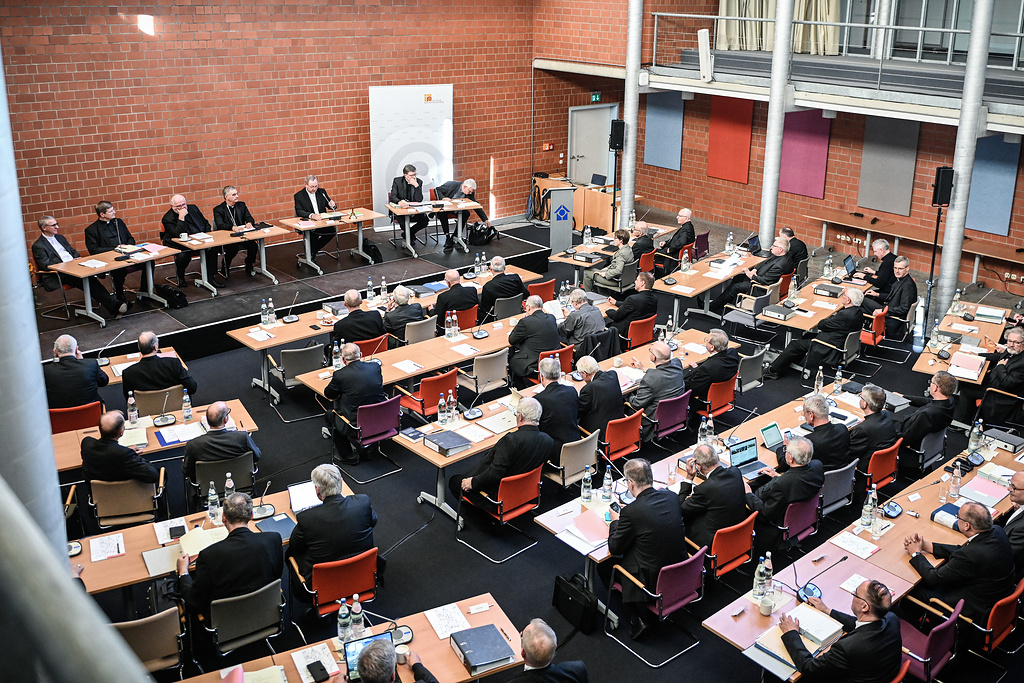 Bischöfe bei den Beratungen bei der Herbstvollversammlung der Deutschen Bischofskonferenz (DBK) am 25. September 2023 im Wilhelm-Kempf-Tagungshaus in Wiesbaden. (Foto: KNA)