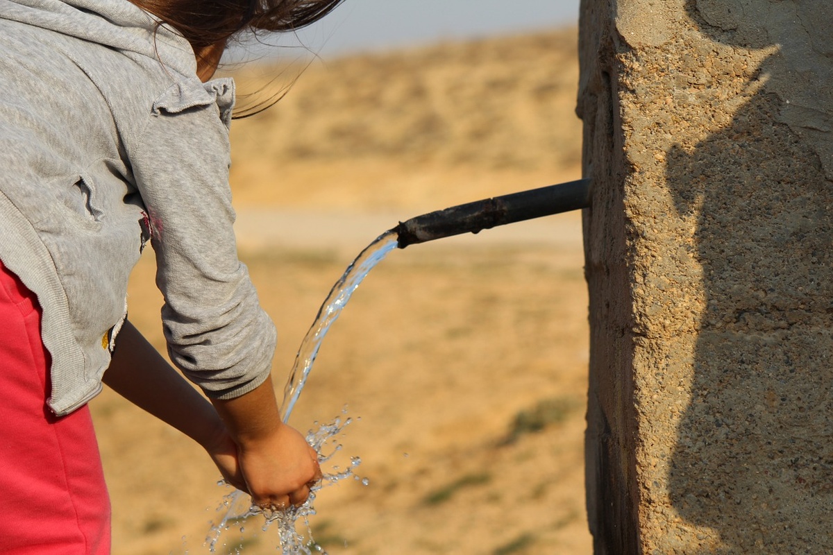 Ein Kind am Brunnen. (Foto: gem)