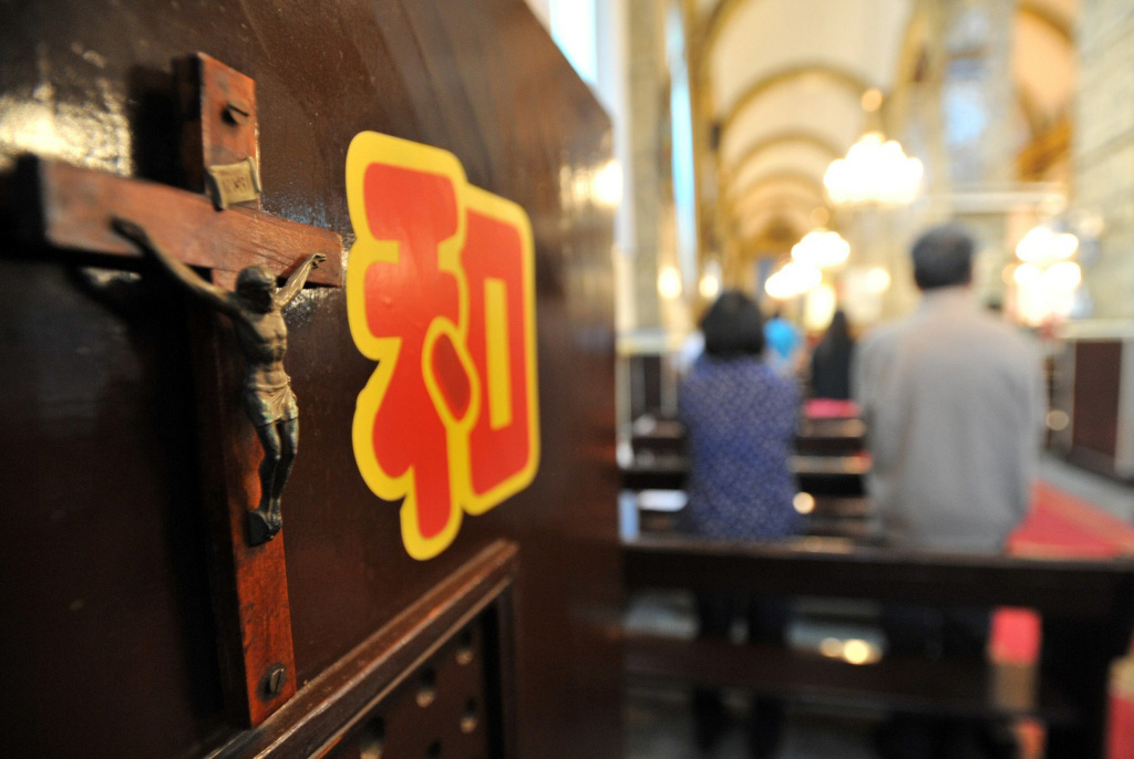 Kruzifix mit chinesischem Schriftzeichen in der katholischen Nantang Kirche in Peking. (Foto: KNA)