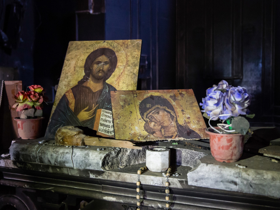 Immer wieder werden Anschläge auf christliche Gotteshäuser verübt. Im Bild der Altar in der teilweise zerstörten syrisch-katholischen Kirche Sankt Georg in Bartella/Nordirak. (Foto: KNA)