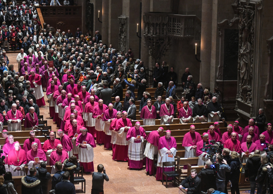 Einzug der Bischöfe zum Eröffnungsgottesdienst der Frühjahrsvollversammlung der Deutschen Bischofskonferenz (DBK) am 2. März 2020 im Hohen Dom zu Mainz. (Foto: KNA)