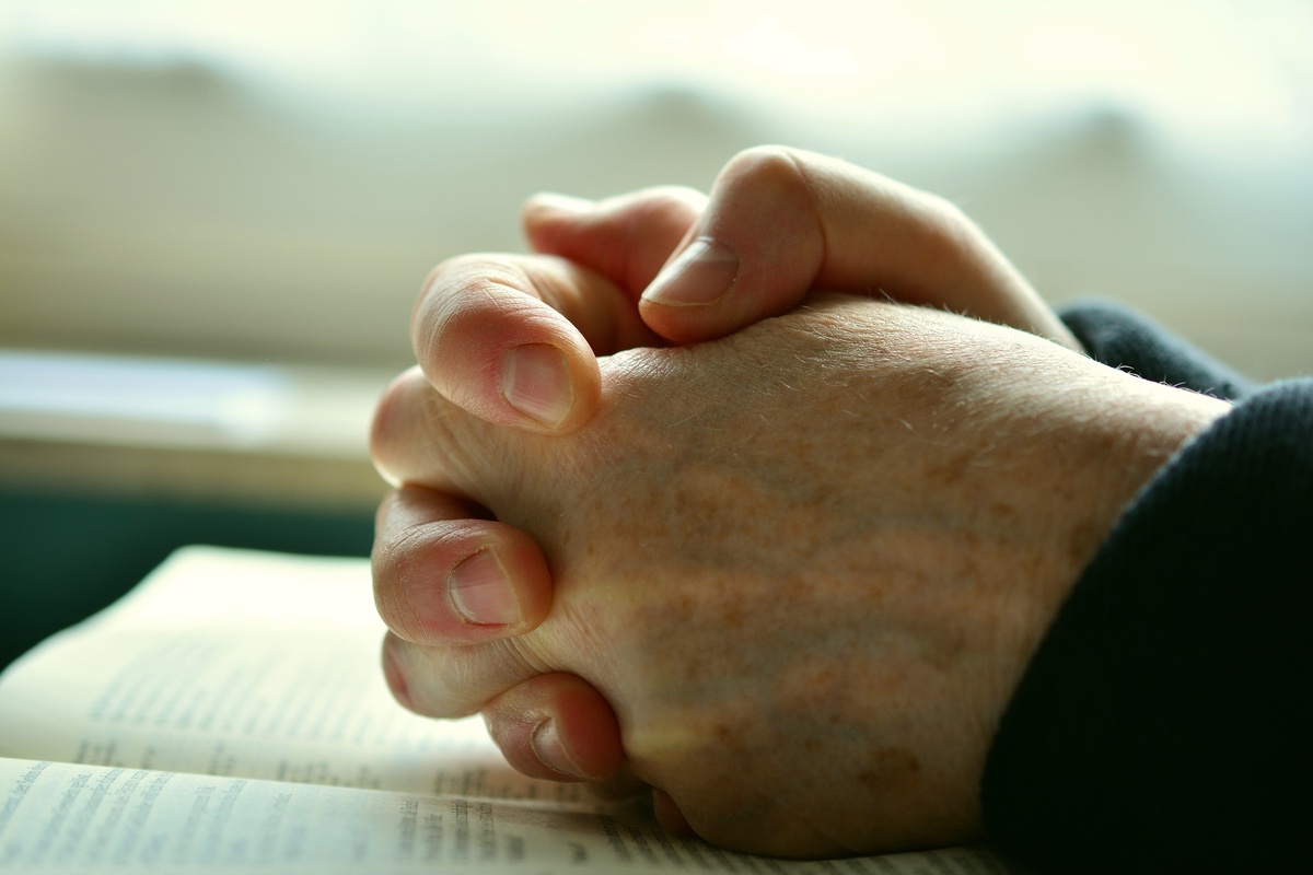 Zum Gebet gefaltete Hände.     Foto: gem
