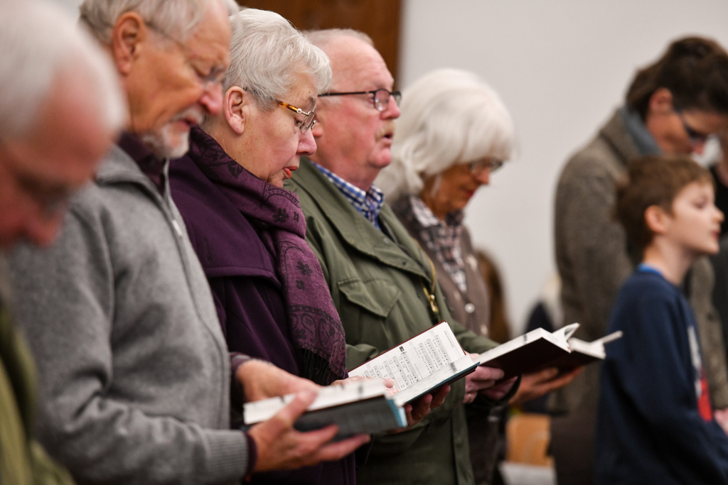 Gottesdienstteilnehmer singen am 10. Dezember 2017 in der Kirche Sankt Cyprian in Bonn während eines Familiengottesdienstes der alt-katholischen Gemeinde. (Foto: KNA)