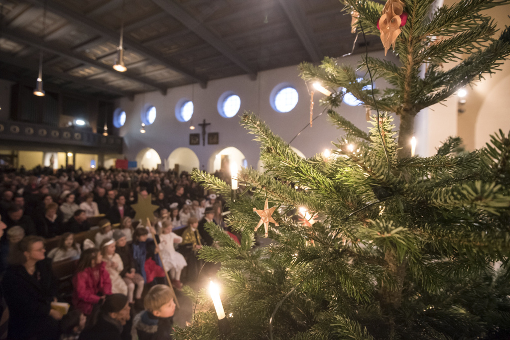Ein geschmückter Christbaum während des Weihnachtsgottesdienstes in der Pfarrkirche Sankt Ulrich in München am 24. Dezember 2014.