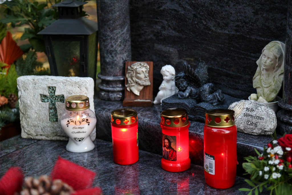 Kerzen auf einem Grab. (Foto: KNA)