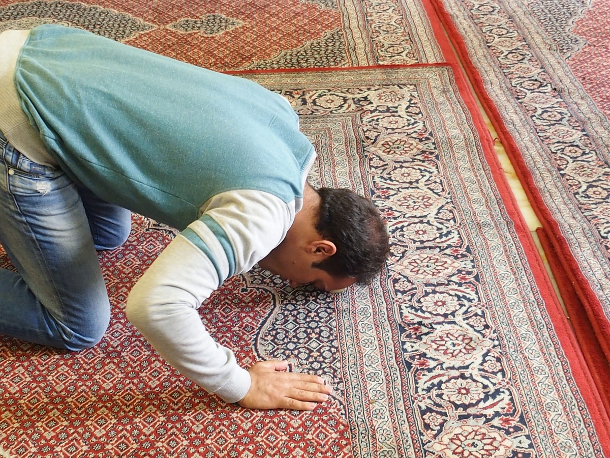 Ein muslimischer Mann betet. (Symbolfoto: gem)