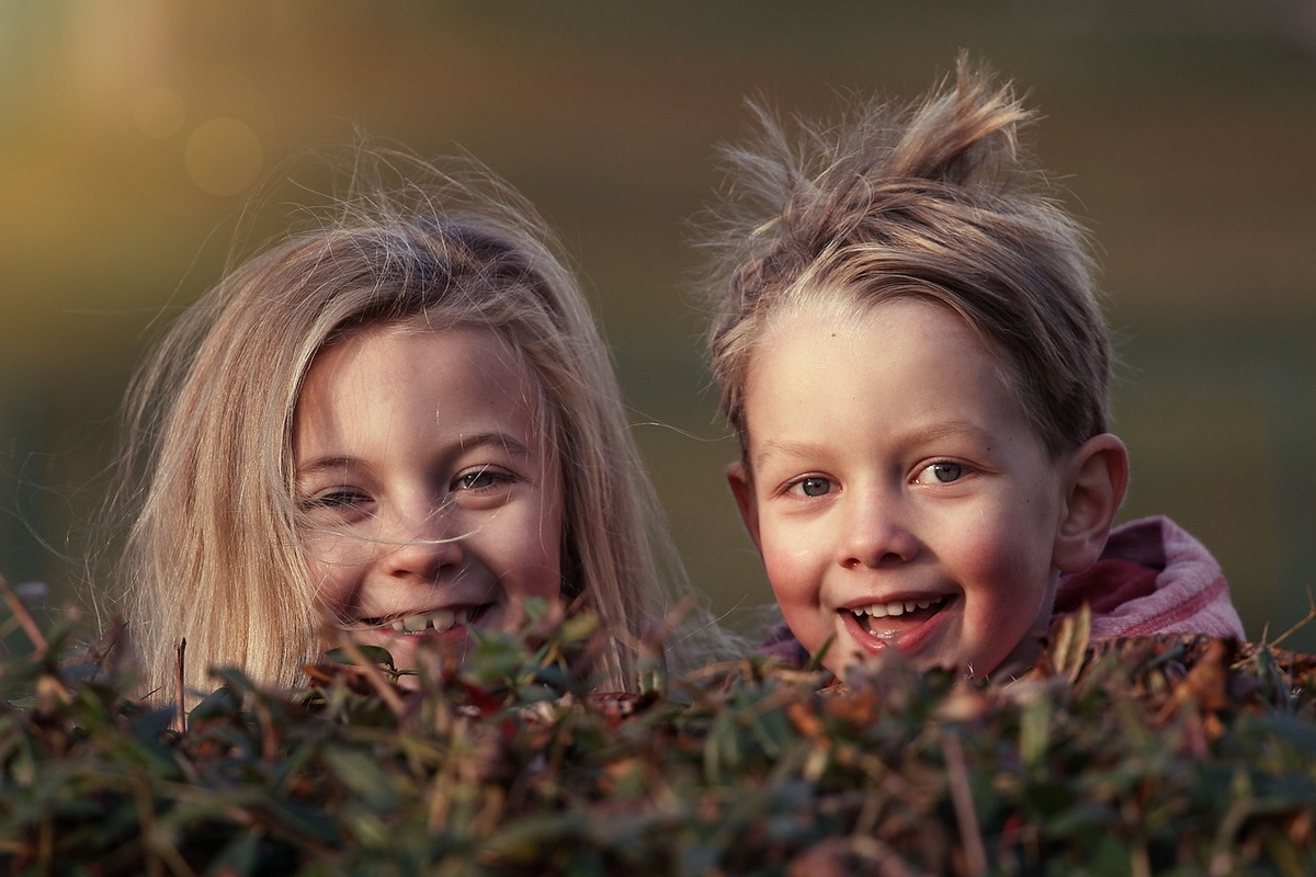 Zwei Kinder spielen in der Natur. (Foto: gem)