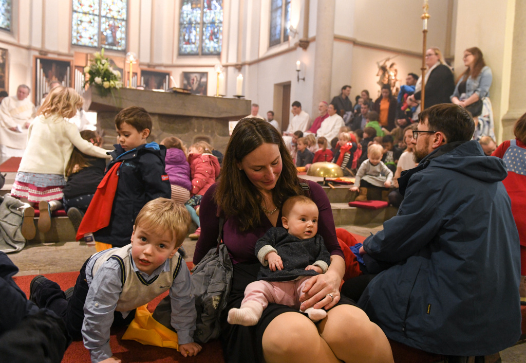 Eltern und Kinder sitzen auf den Altarstufen bei einem Gottesdienst am 17. Februar 2019 in der Kirche Sankt Marien in Bonn. (Foto: KNA)