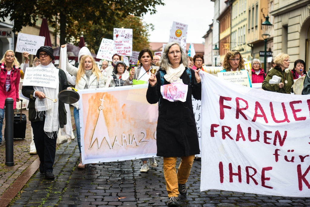 Frauen demonstrieren am 26. September 2019 in Fulda für die Rechte von Frauen in der katholischen Kirche. Sie tragen ein großes Banner, auf dem man die Worte "Frauen für ihre Kirche" lesen kann, und ein Schild mit der Aufschrift "Maria 2.0". (Foto: KNA)