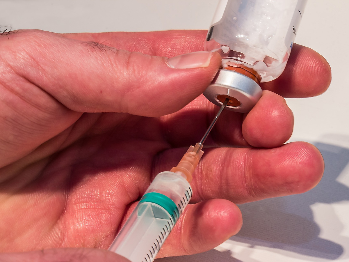 Ein Medikament wird zur Injektion mit einer Spritze aufgezogen. (Foto: gem)