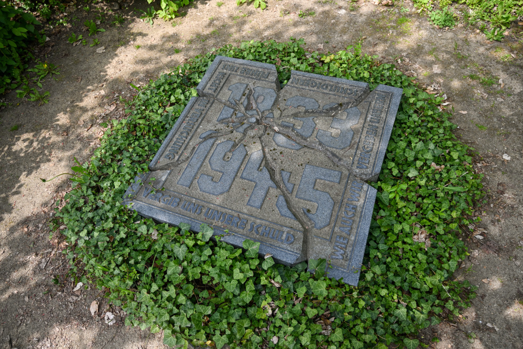 Gedenkstein für die Opfer des Nationalsozialismus auf dem Gottesacker-Friedhof in Herrnhut. (Foto: KNA)