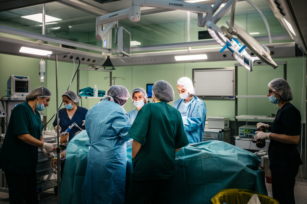 Ärzte und Krankenschwestern bei einer Operation. (Foto: KNA)