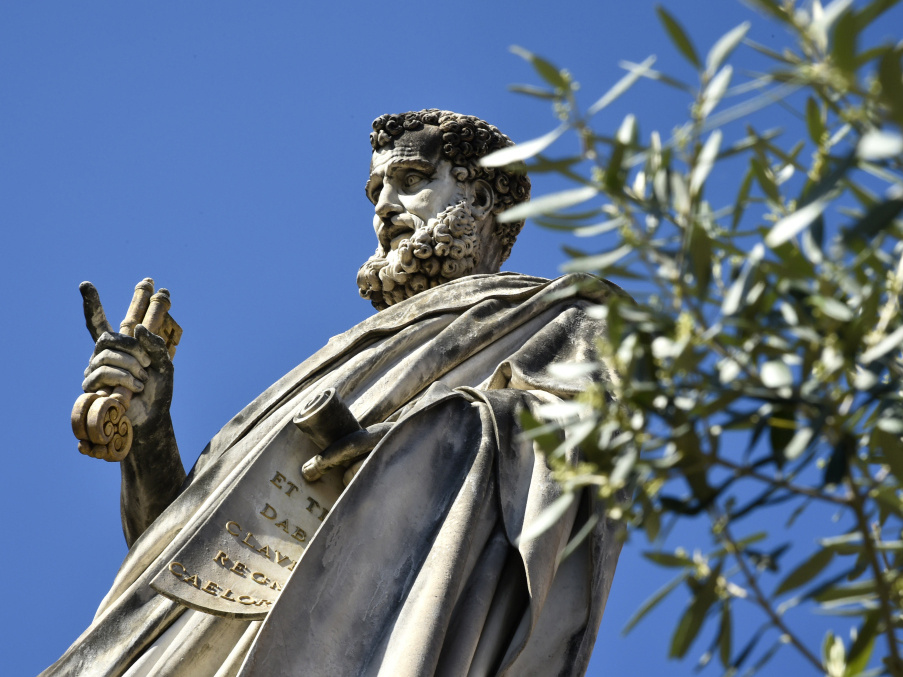 Eine Figur des Apostels Petrus an Palmsonntag auf dem Petersplatz im Vatikan. (Foto: KNA)