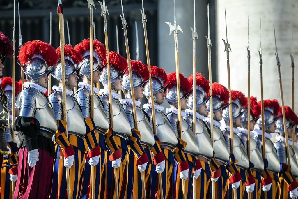 Schweizergardisten vor dem Petersdom. (Foto: KNA)