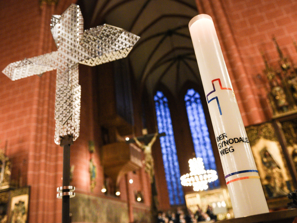 Ein Kreuz und eine Kerze mit dem Logo des Synodalen Wegs beim Gottesdienst zur Eröffnung der Synodalversammlung am 30. Januar 2020 im Frankfurter Dom Sankt Bartholomäus. (Foto: KNA)