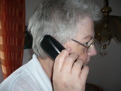 Eine Frau telefoniert. (Foto: siepmannH/pixelio.de)