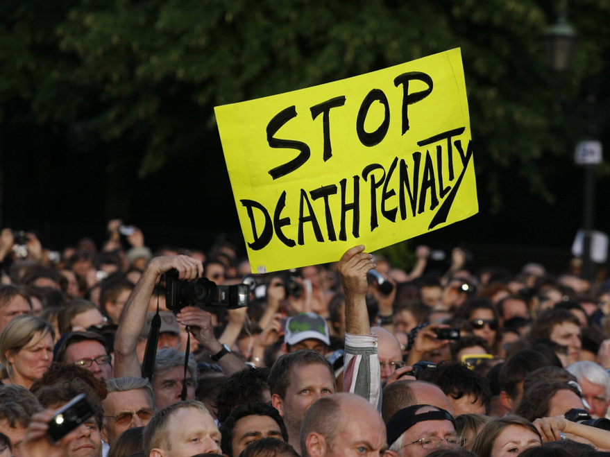 Weltweit protestieren Menschenrechtler immer wieder gegen die Todesstrafe (englisch "death penalty"). (Foto: imago/Metodi Popow)