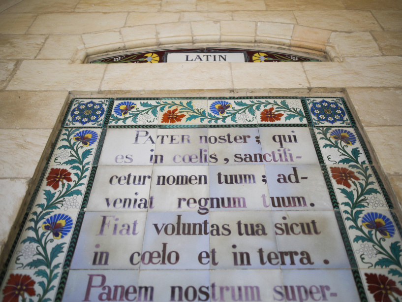 Teil des Vaterunsers in lateinischer Sprache auf einer Keramiktafel in der Paternosterkirche in Jerusalem. (Foto: KNA)