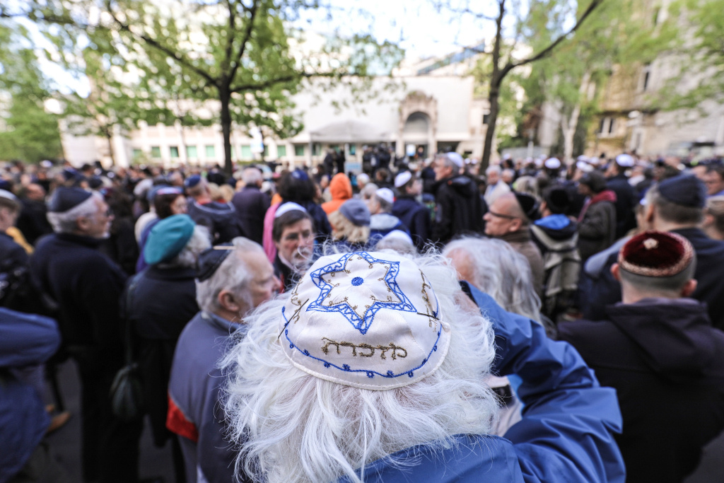 Menschen mit Kippa nehmen an einer Solidaritätskundgebung gegen Antisemitismus unter dem Motto "Berlin trägt Kippa" teil. (Foto: KNA)