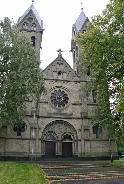 Die neoromanische Basilika Sankt Lambertus in Immerath, bekannt als "der Immerather Dom"